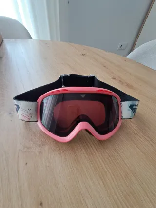 Casco Briko y gafas Roxy de esquí.