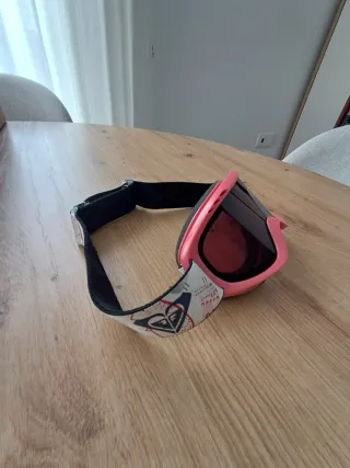 Casco Briko y gafas Roxy de esquí.