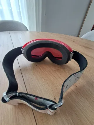 Casco Briko y gafas Roxy de esquí.