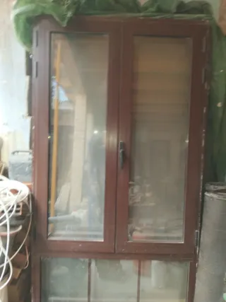 Ventana aluminio marrón doble cristal