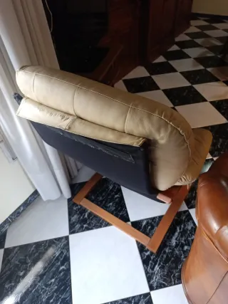 Butaca de piel y madera