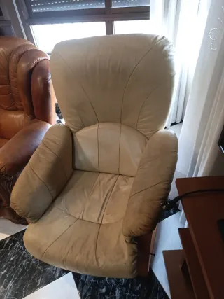 Butaca de piel y madera