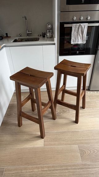 Conjunto 2 taburetes madera.