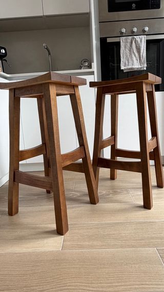 Conjunto 2 taburetes madera.