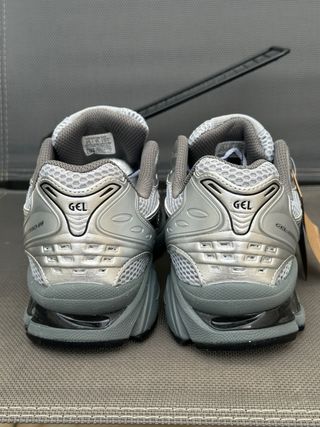 Asics Gel Kayano 14 plateadas