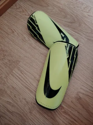 Espinilleras Nike Mercurial Amarillas