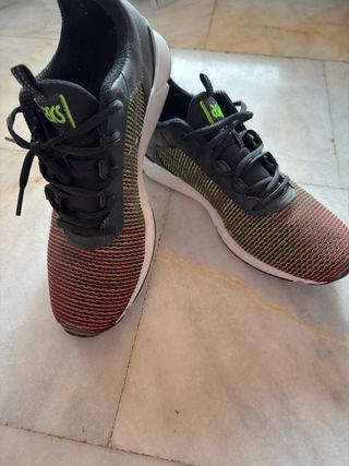 Zapatillas ASICS Negras y Rojas amarilla y verde