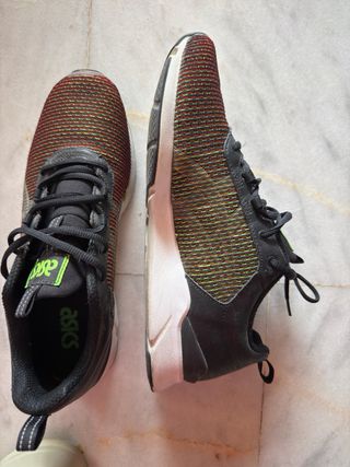 Zapatillas ASICS Negras y Rojas amarilla y verde