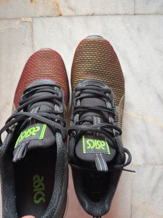 Zapatillas ASICS Negras y Rojas amarilla y verde