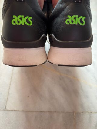Zapatillas ASICS Negras y Rojas amarilla y verde