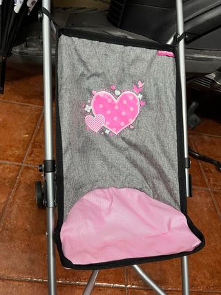 Silla de muñecas con diseño de corazones