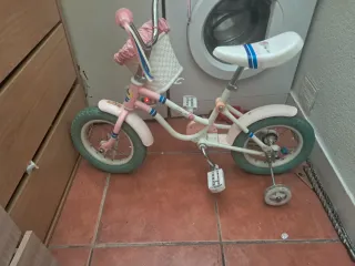 Bicicleta infantil rosa con ruedines