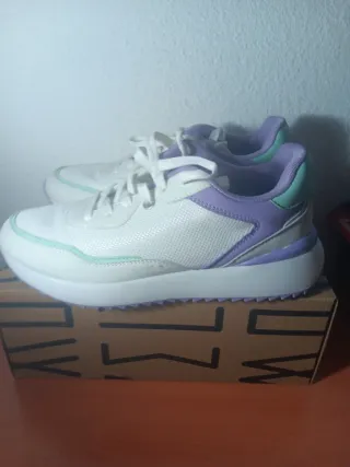 Zapatillas deportivas blancas y verde claro
