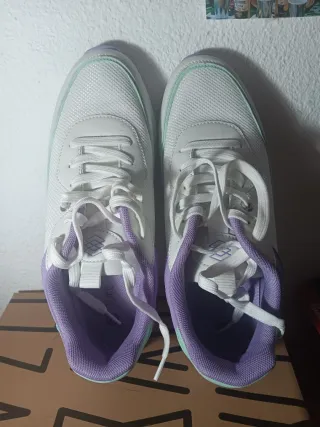 Zapatillas deportivas blancas y verde claro