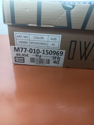 Zapatillas deportivas blancas y verde claro