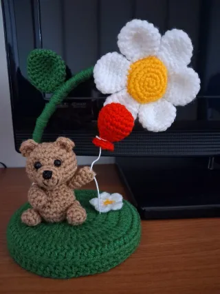 Orsetto amigurumi con fiore e palloncino