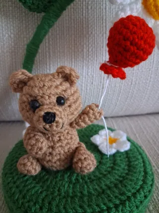 Orsetto amigurumi con fiore e palloncino