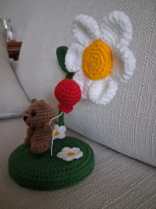 Orsetto amigurumi con fiore e palloncino