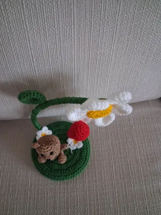 Orsetto amigurumi con fiore e palloncino