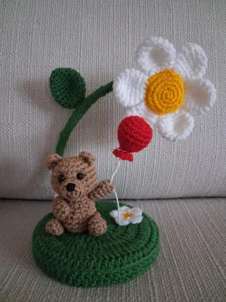 Orsetto amigurumi con fiore e palloncino