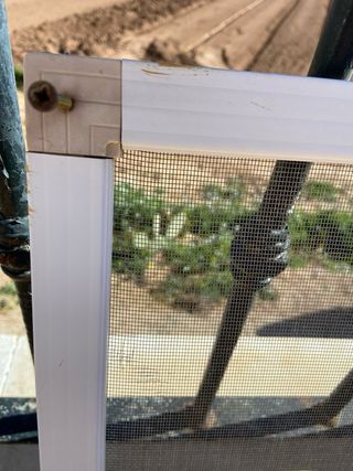 Ventana fija de aluminio con mosquitera