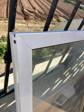 Ventana fija de aluminio con mosquitera