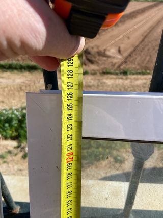 Ventana fija de aluminio con mosquitera