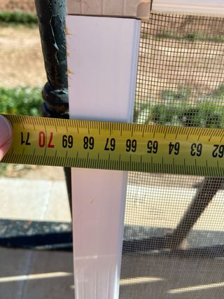 Ventana fija de aluminio con mosquitera