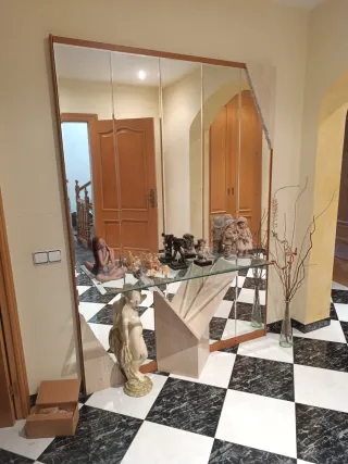 Recibidor de madera, cristal y piedra