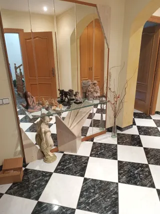 Recibidor de madera, cristal y piedra