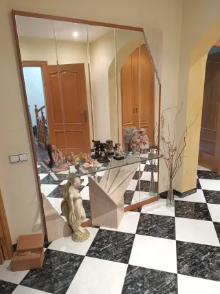 Recibidor de madera, cristal y piedra