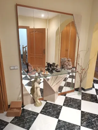 Recibidor de madera, cristal y piedra