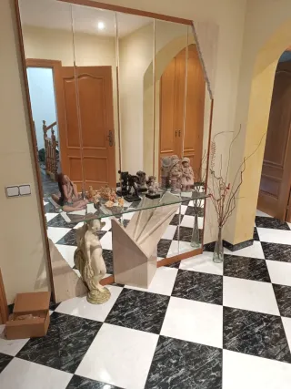 Recibidor de madera, cristal y piedra