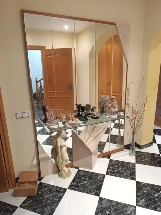 Recibidor de madera, cristal y piedra