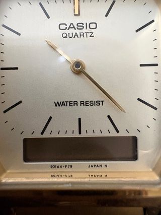 Reloj Casio AQ-230 Dorado, le faltan pilar