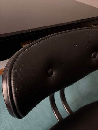 Scrivania e sedia neri