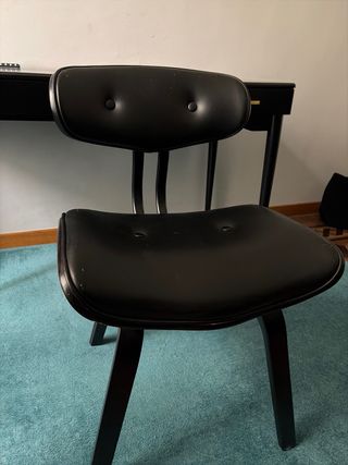 Scrivania e sedia neri