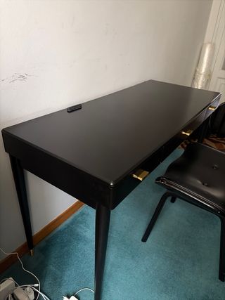 Scrivania e sedia neri