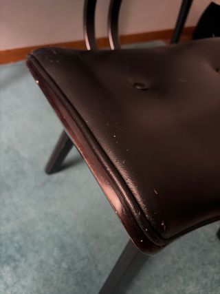 Scrivania e sedia neri