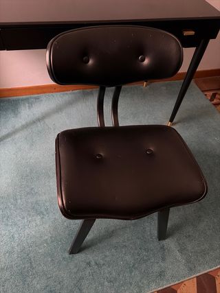 Scrivania e sedia neri