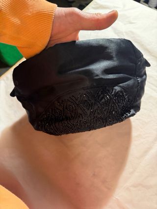 Pochette nera con perline