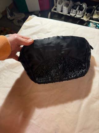 Pochette nera con perline
