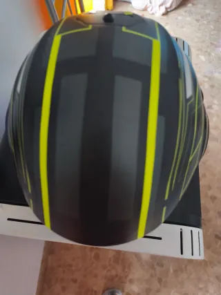 Casco Moto Huevo Negro y Amarillo marca agu