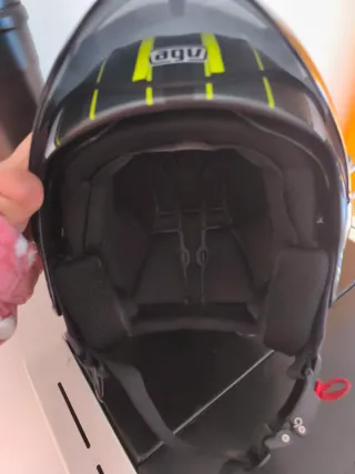 Casco Moto Huevo Negro y Amarillo marca agu