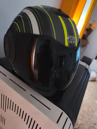Casco Moto Huevo Negro y Amarillo marca agu