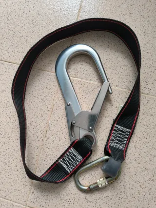 Mosquetón de Aluminio con Correa