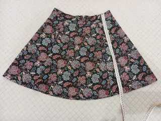 Minifalda Stradivarius flores vuelo Talla L