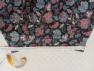 Minifalda Stradivarius flores vuelo Talla L