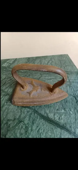 Ferro da stiro vintage in ghisa