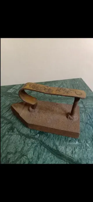 Ferro da stiro vintage in ghisa